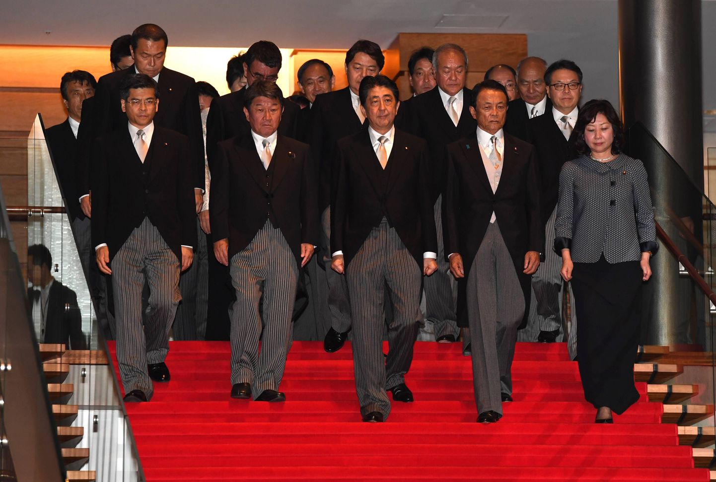 Jaapani peaminister Shinzo Abe (ees keskel) koos oma valitsuse ministritega.