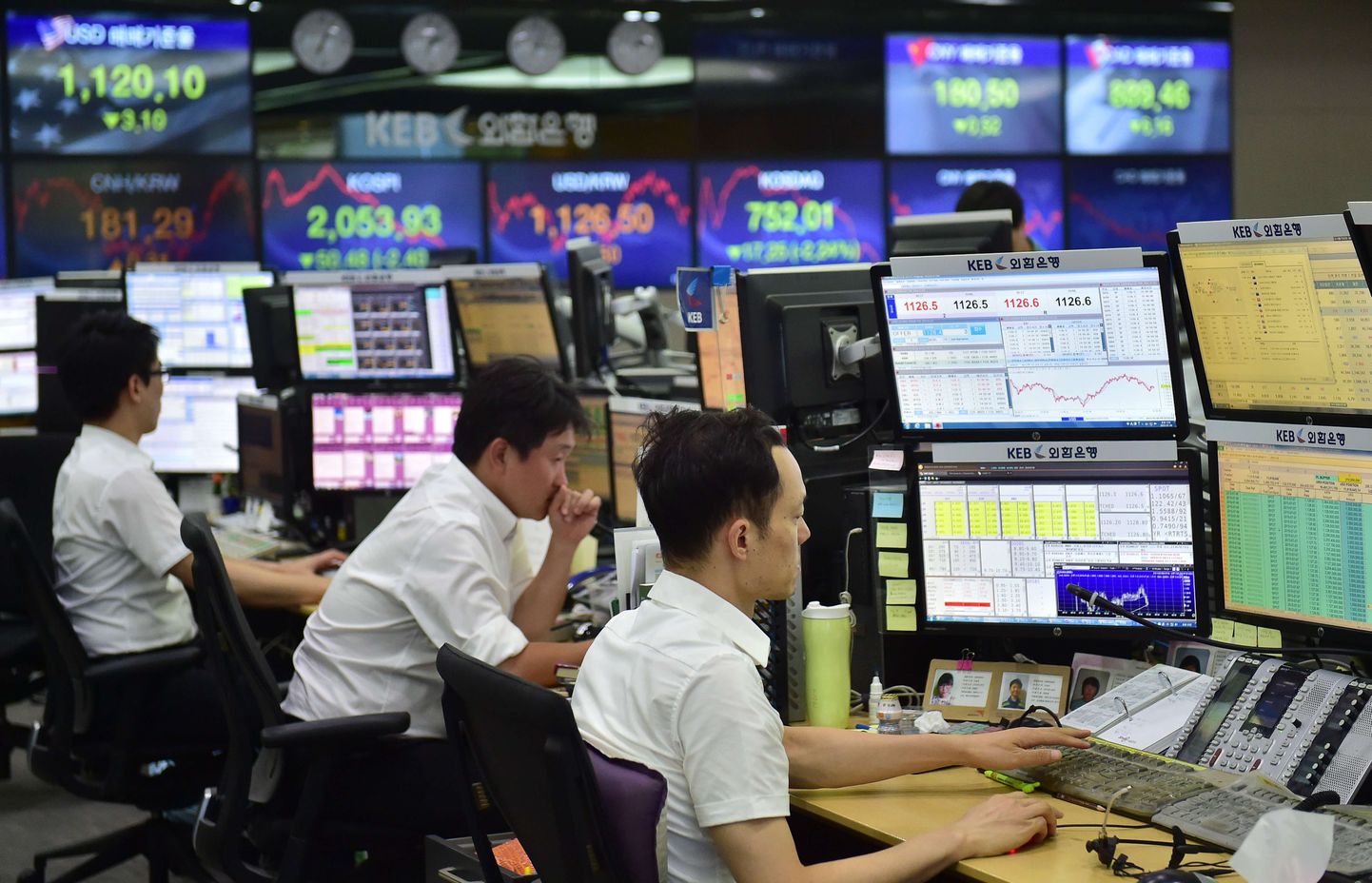 Kauplemine Korea börsil, mis kukkus hommikul 2,4 protsenti.