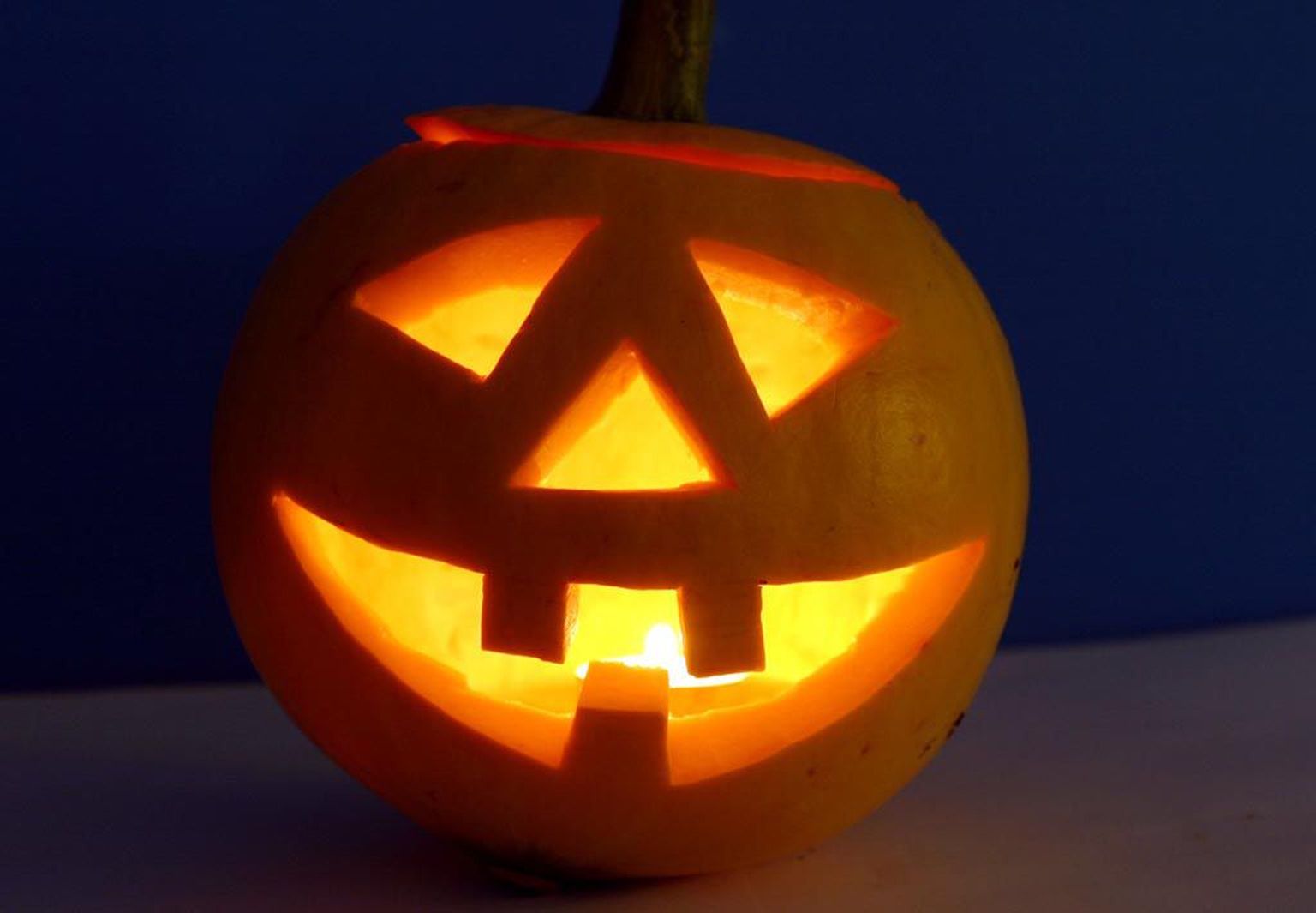 Halloween'i põhitunnuseks on õõnes kõrvits, millele on külje peale sisse lõigatud nägu ja sisse pandud küünal.