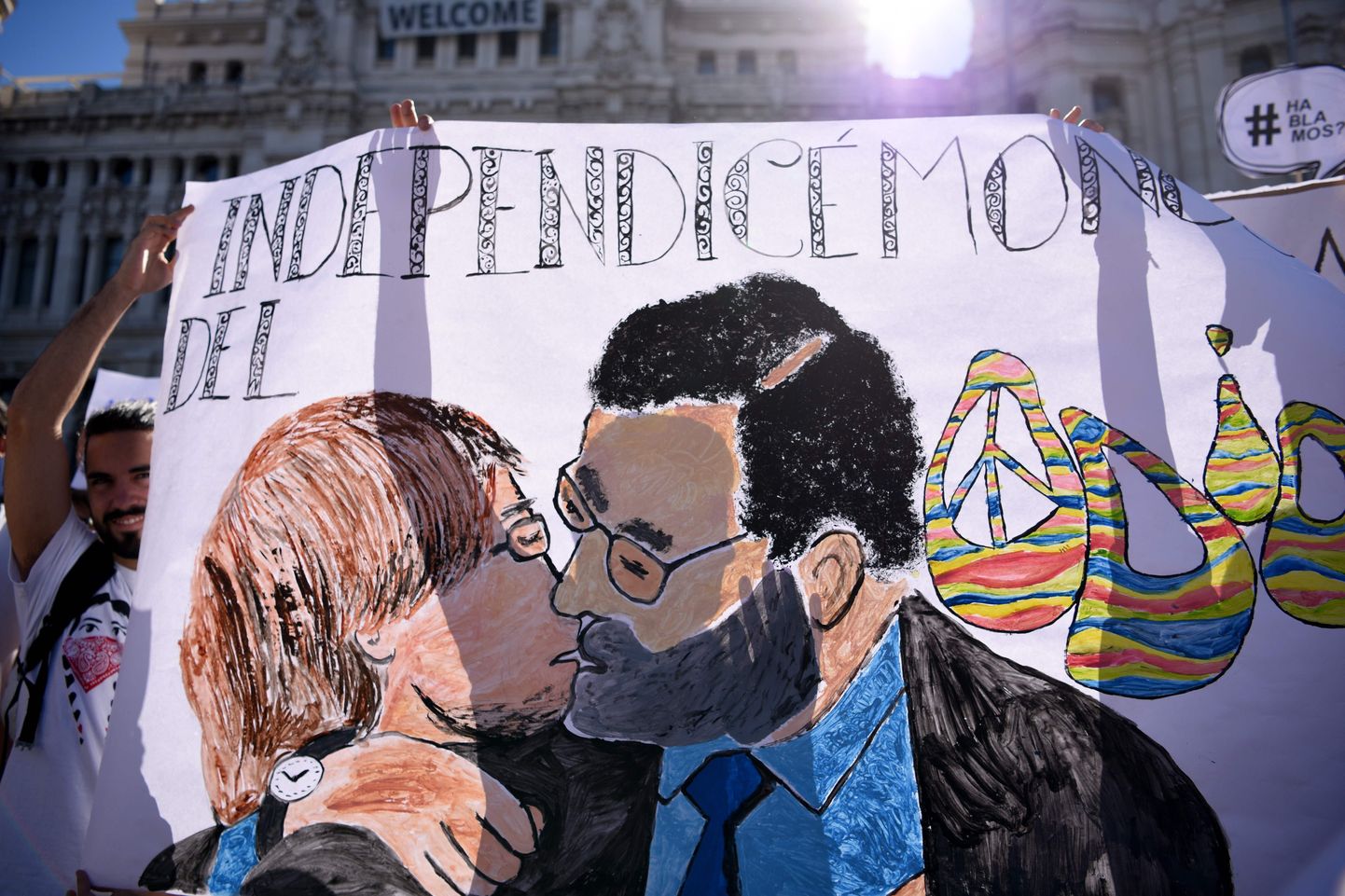 Kataloonia presidenti Carles Puigdemonti ja Hispaania peaministrit Mariano Rajoyd suudlemas kujutav plakat Madridis meeleavaldusel, kus nõuti, et nad omavahel rääkima hakkaksid.