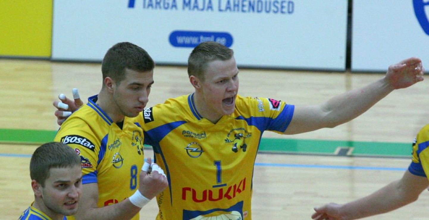 Kardo Kõresaar (8) ja Andrus Raadik (1) pikendasid lepingut Pärnu võrkpalliklubiga.