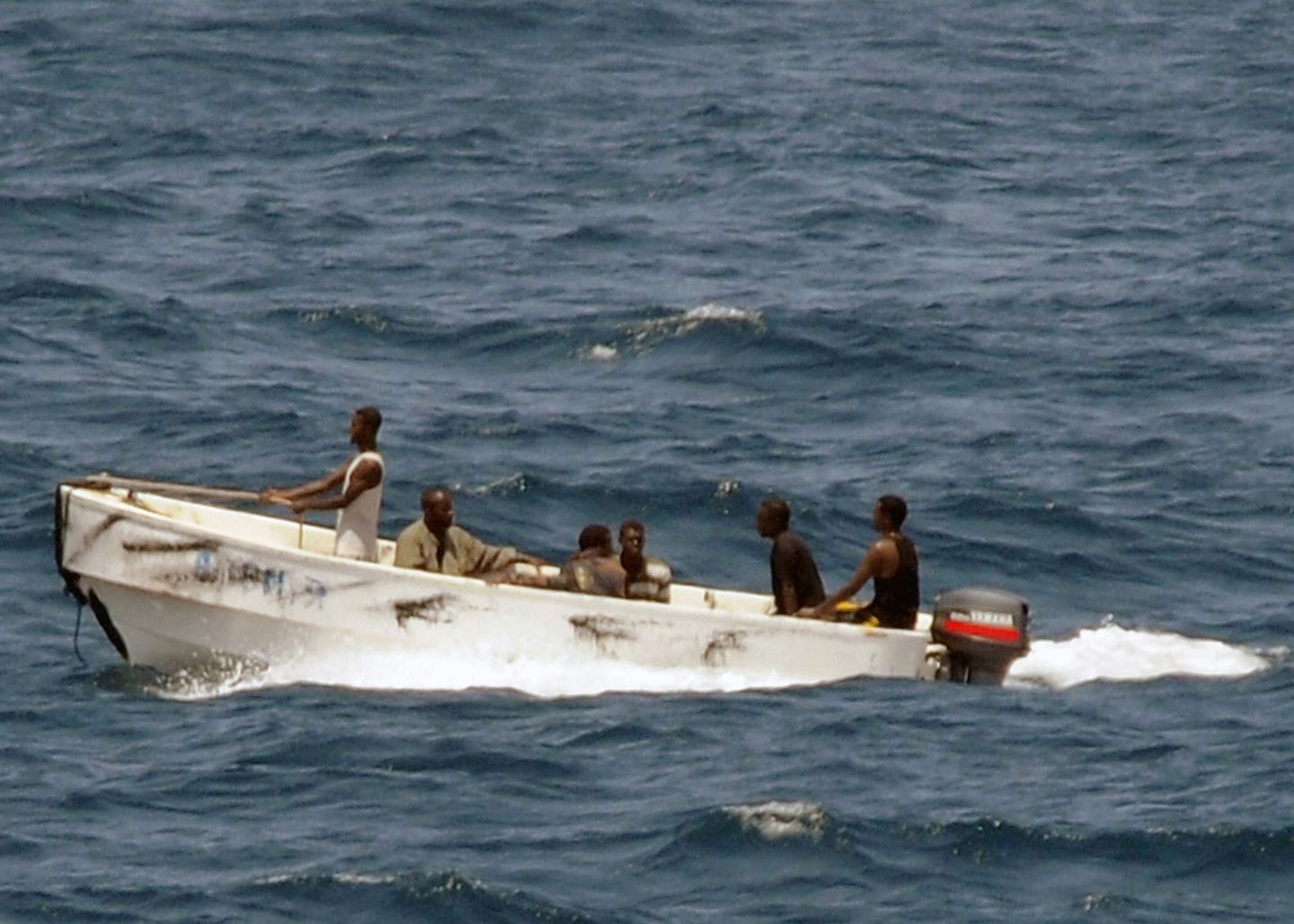 Ukraina kaubalaeva Faina röövinud piraadid käivad kaatriga rannikul.