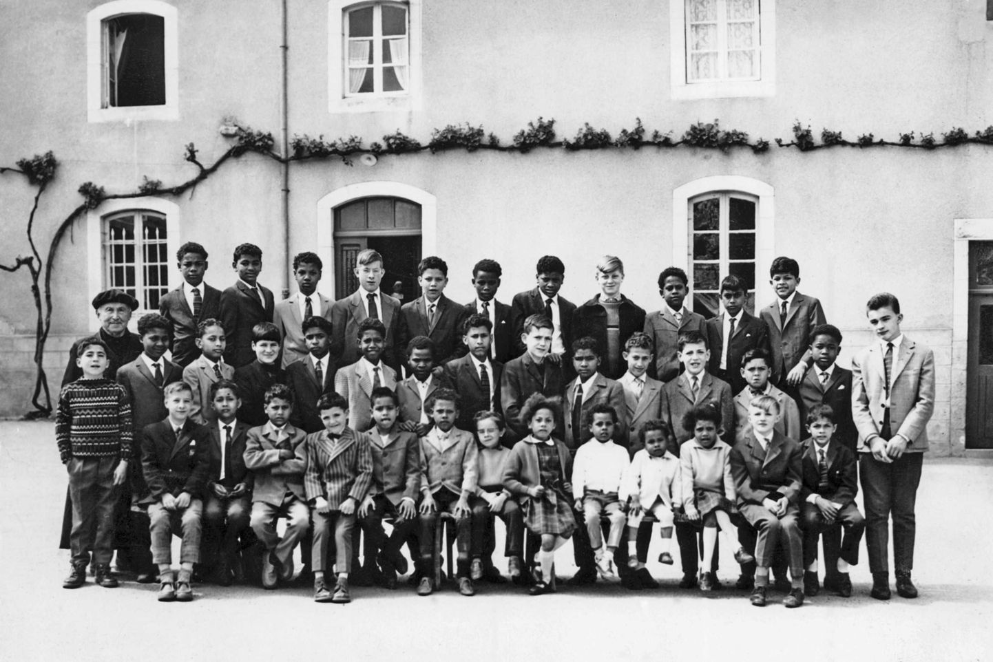 Klassipilt Réunioni saarelt Kesk-Prantsusmaale küüditatud lastega aastal 1965.