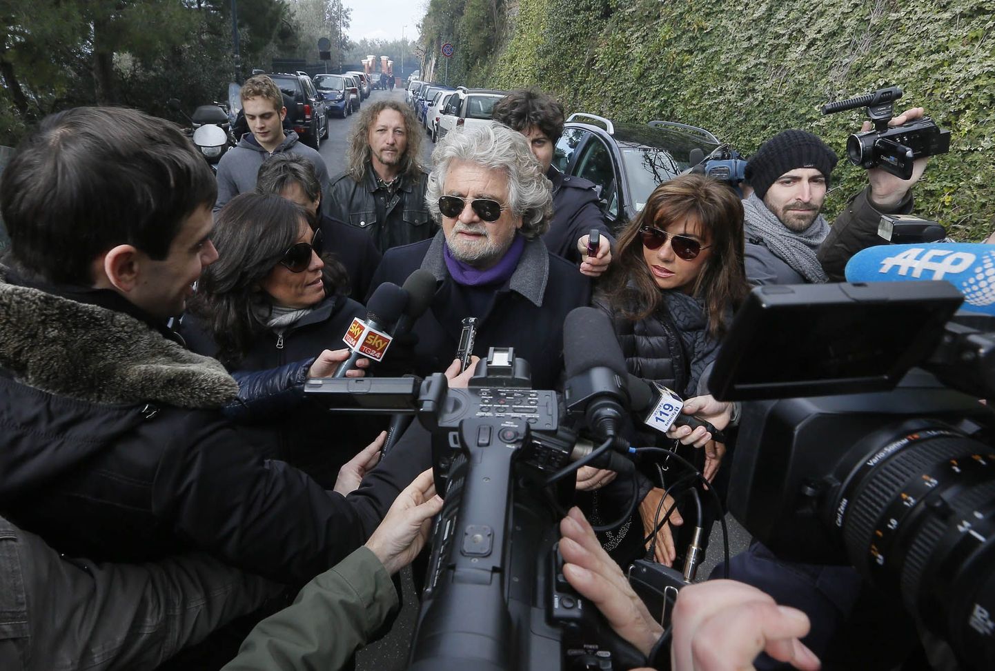 Viie Tähe Liikumise liider Beppe Grillo saabumas Saint Ilarios (Genova lähistel asuvasse valimisjaoskonda.