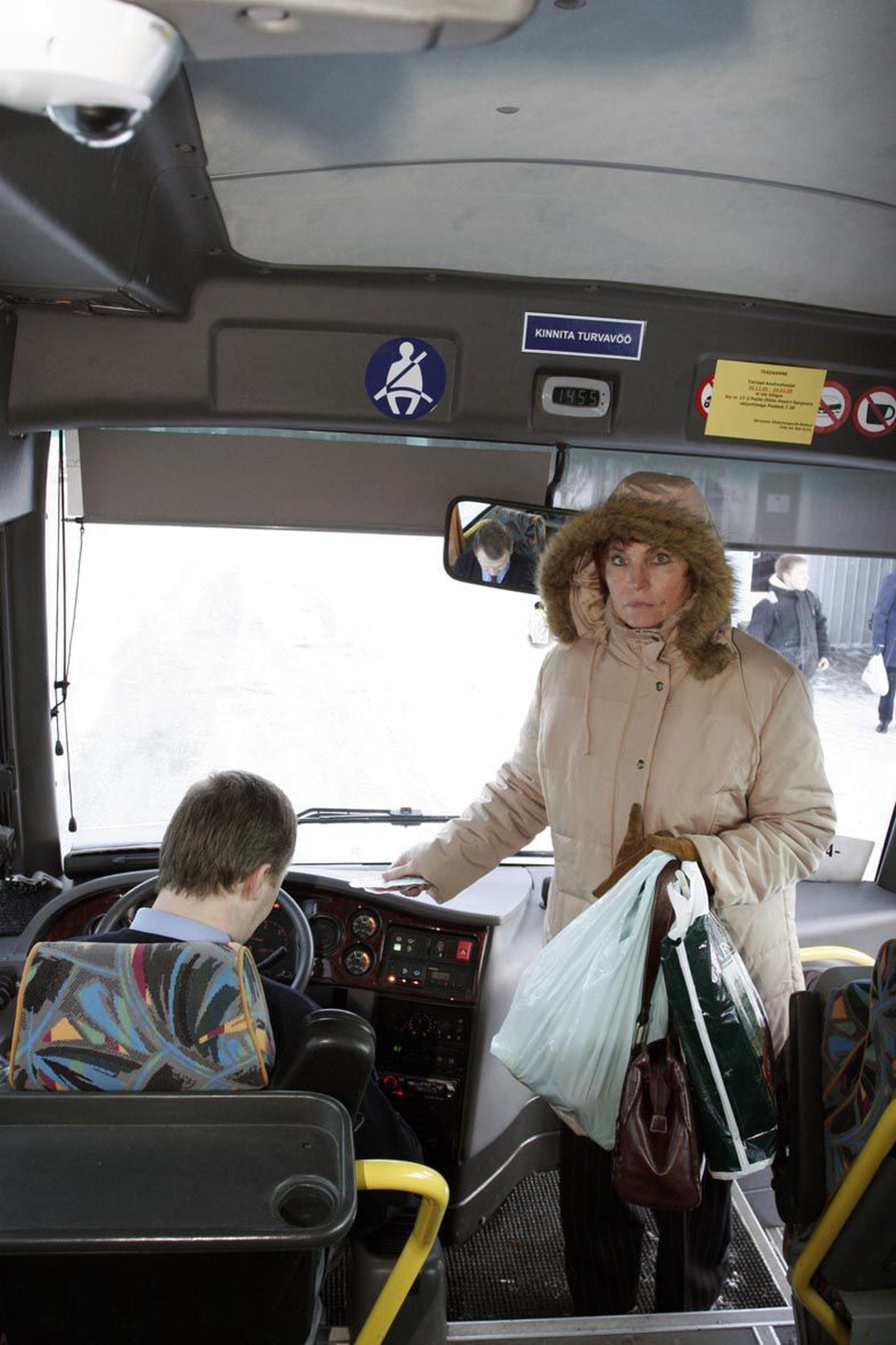 Ruth Tuuleveski ei ole küll igapäevane reisija, aga bussiga sõites on ta pileti alati saanud. Küll on ta aga näinud vanemaid inimesi, kes ütlevad raha ulatades, et piletit pole vaja.