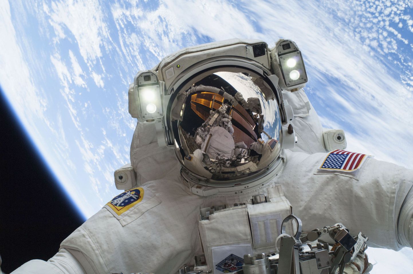 NASA astronaut Mike Hopkins 24. detsembril rahvusvahelise kosmosejaama jahutussüsteemi pumpa parandamas