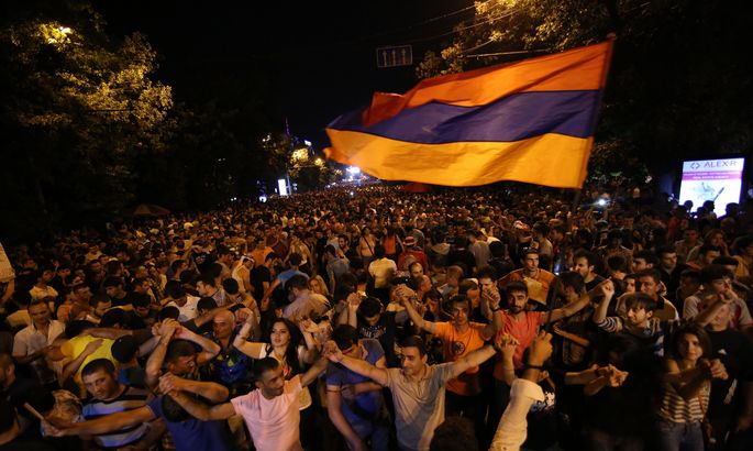 Оппозиция снова перекрывает улицы и площади — Протесты в Ереване