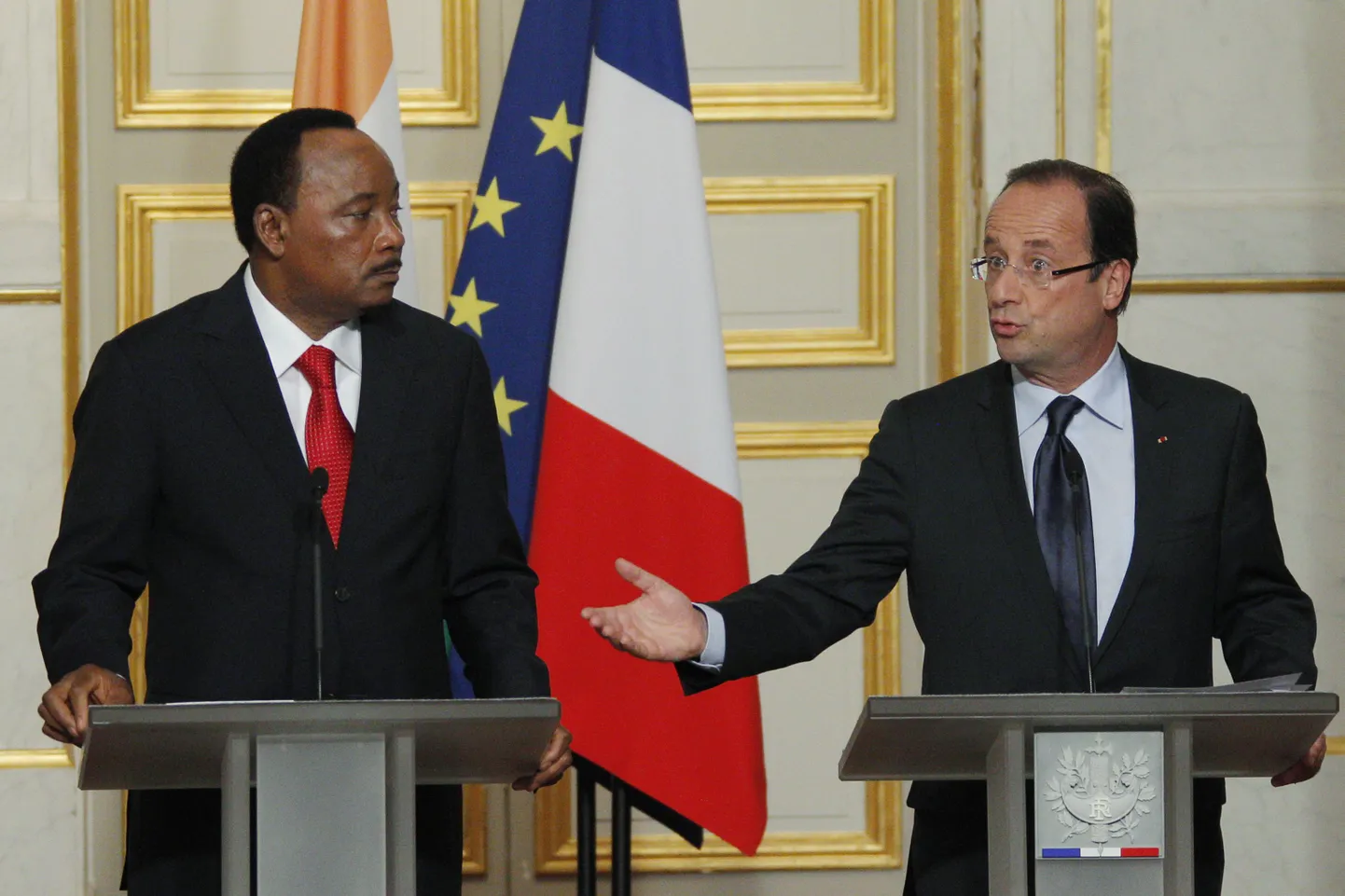 Nigeri presidendi Mahamadou Issoufou (vasakul) kohtumine Prantsusmaa presidendi Francois Hollande'ga (paremal) Pariisis 10. Juunil.