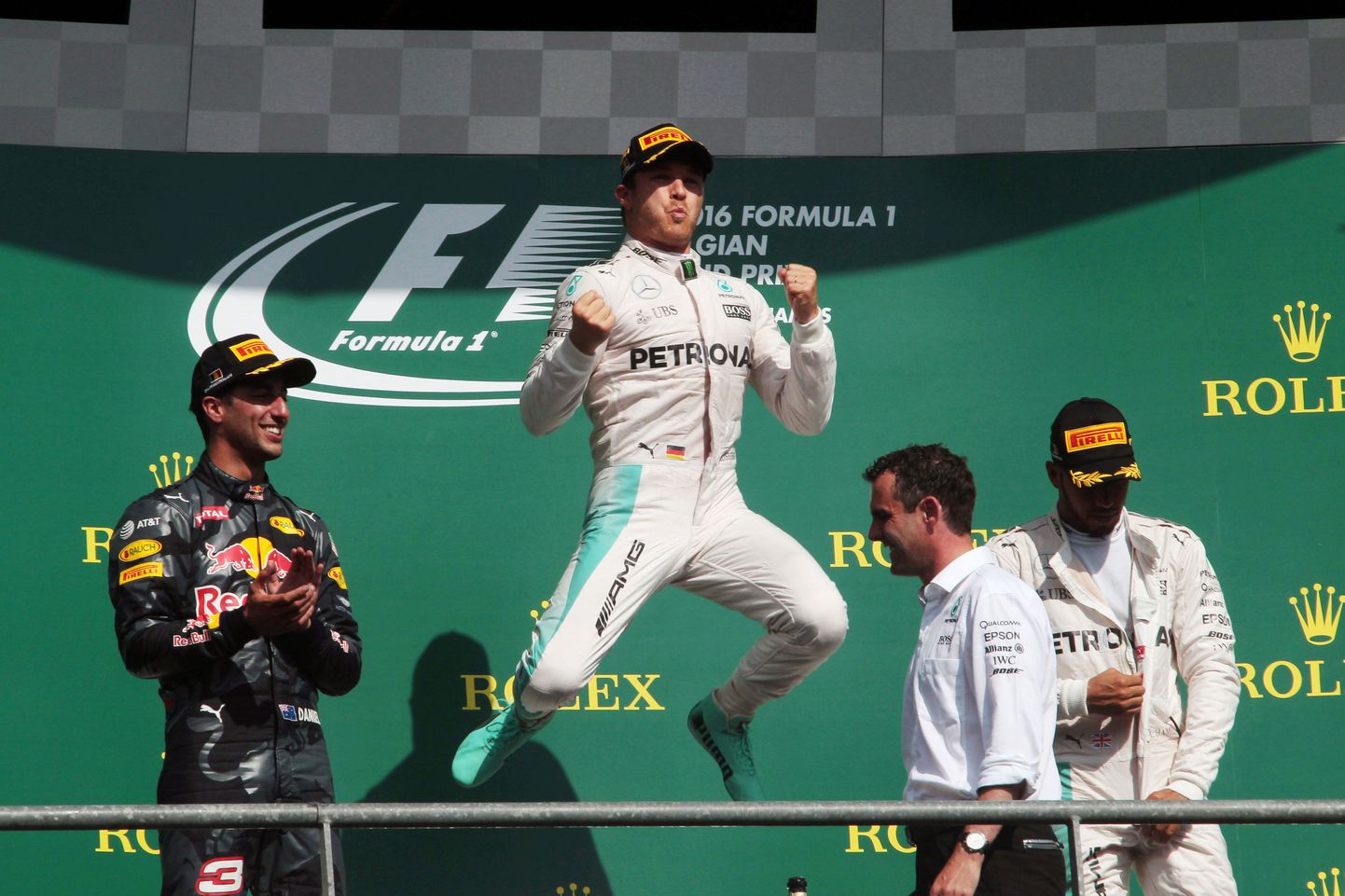 Nico Rosberg (keskel hüppamas) lubab igal etapil endast maksimumi anda, et hooaja lõpuks maailmameistritiitel endale saada.