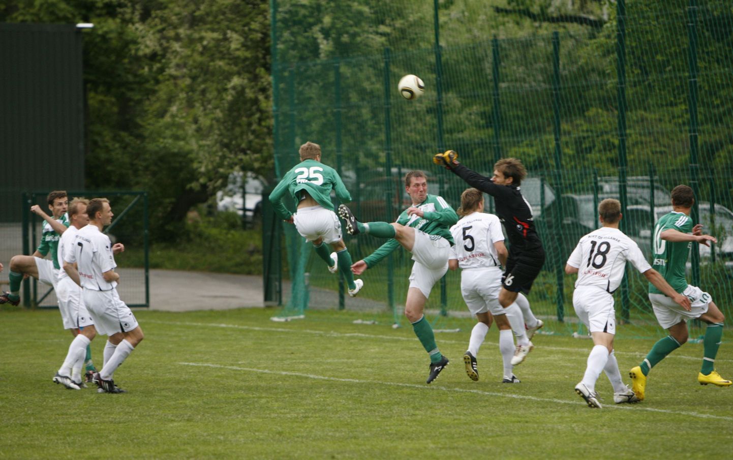 Один из матчей таллиннской "Левадии" (в зеленыых футболках)в чемпионате Эстонии.