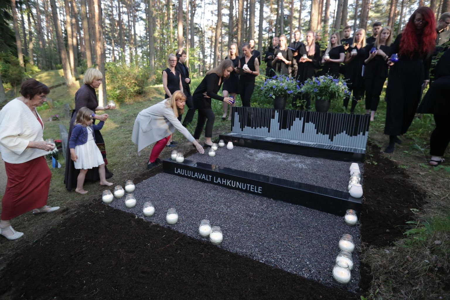 Metsakalmistul pühitseti mälestusmärk «Laululavalt lahkunuile».