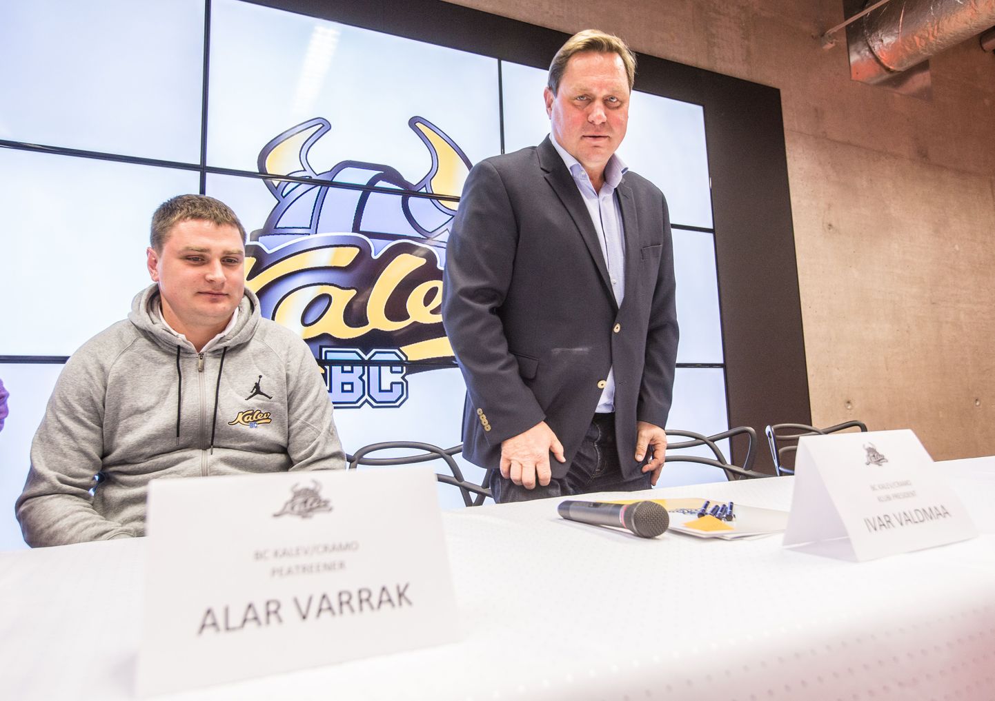 Kalev/Cramo peatreener Alar Varrak (vasakul) ja klubi boss Ivar Valdmaa.