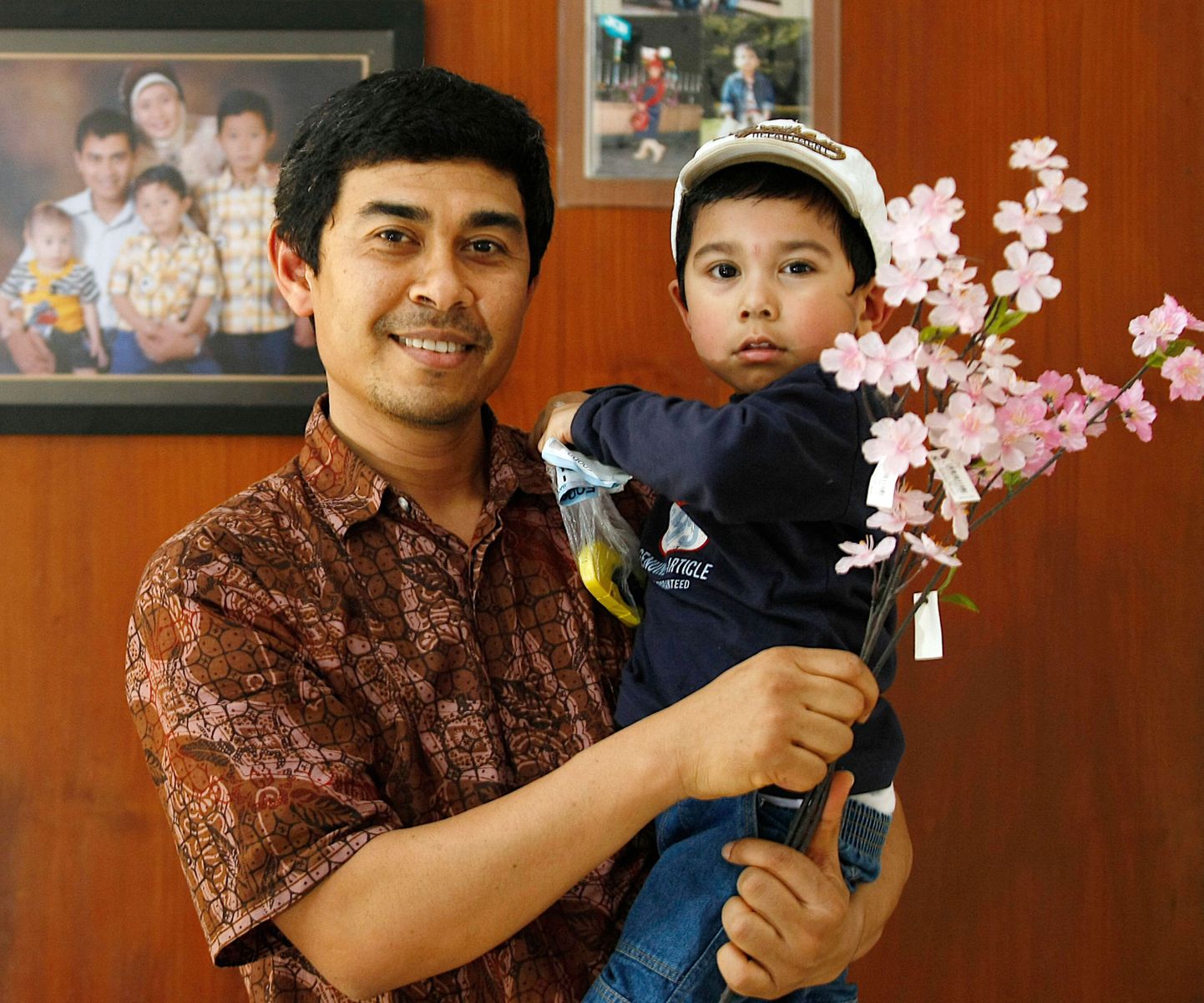 Indoneeslane Zahrul Fuadi koos pojaga