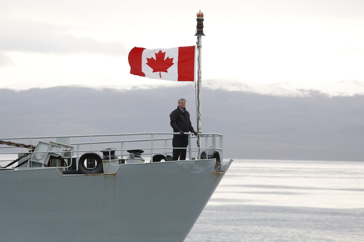 Премьер-министр Канады Стефен Харпер на борту военного корабля.