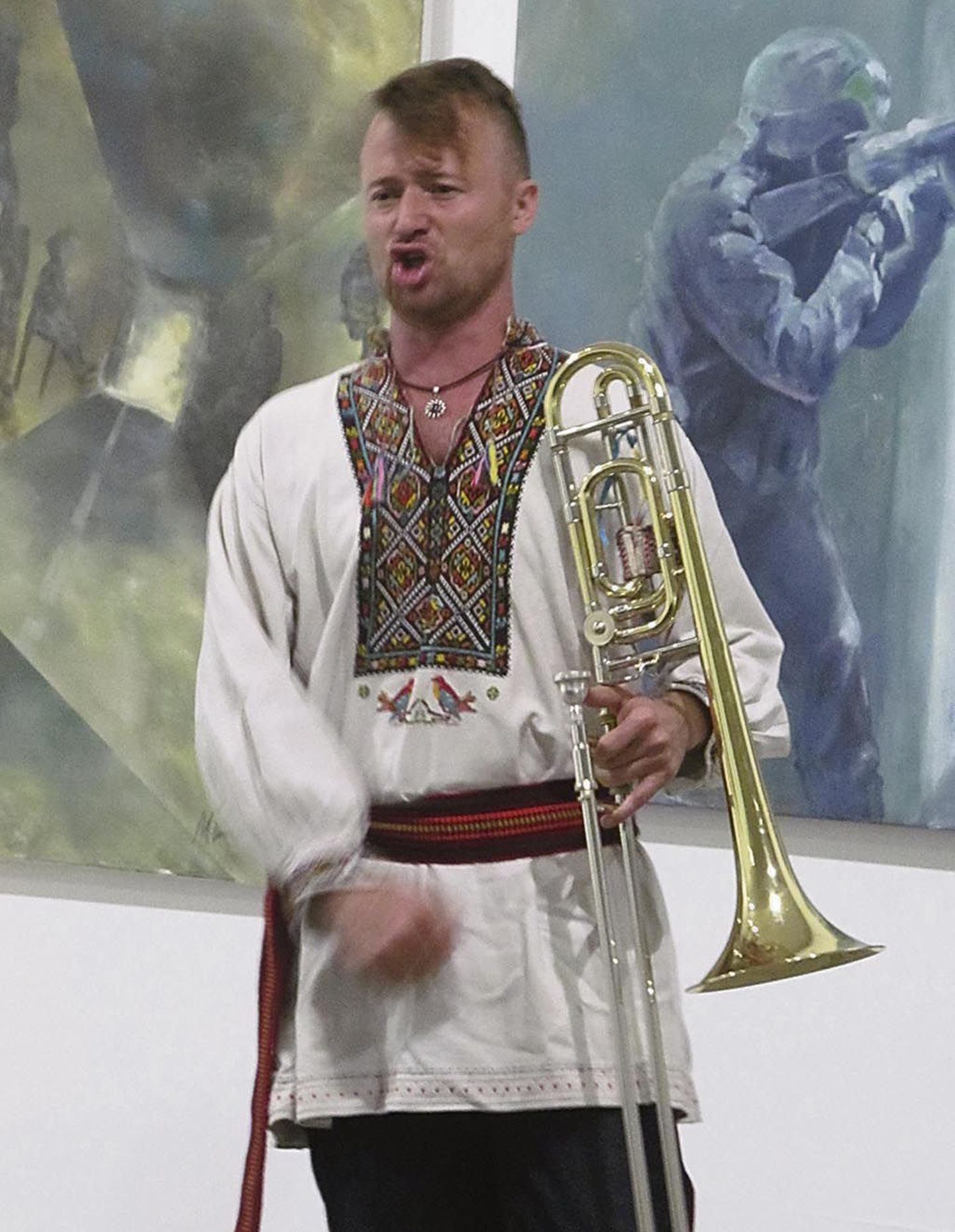 Svjata Vatra solist Ruslan Trochynskyi esinemas tänavu suvel uue kunsti muuseumis.