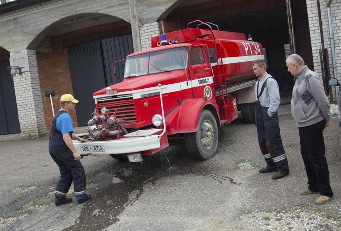 Simuna vabatahtlikud päästjad saabusid just väljakutselt Ebaverest, kus põles kõrvalhoone. Helmut Hiietamm (auto ees), Jüri Kuusemäe annavad Mart Pruulile (paremal) toimunust ülevaate.