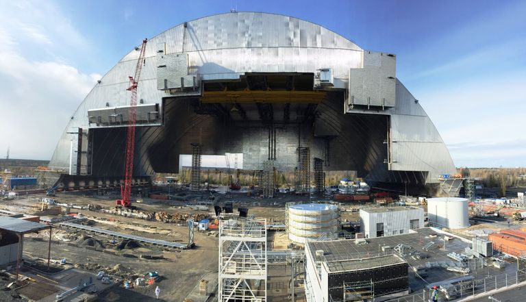 Tšornobõli tuumajaama neljandat reaktorit katma hakkav maailma suurim liigutatav metallehitis.