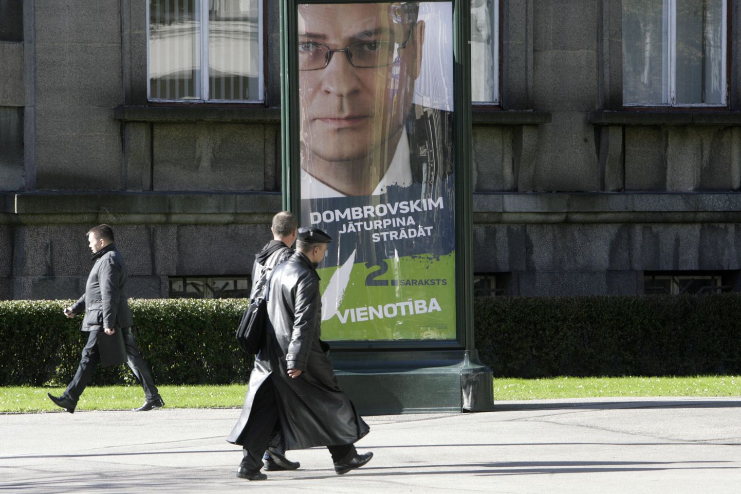Läti peaminister Valdis Dombrovskise plakat Riias. Sõnum postril kõlab: «Dombrovskis peaks tööd jätkama.»
