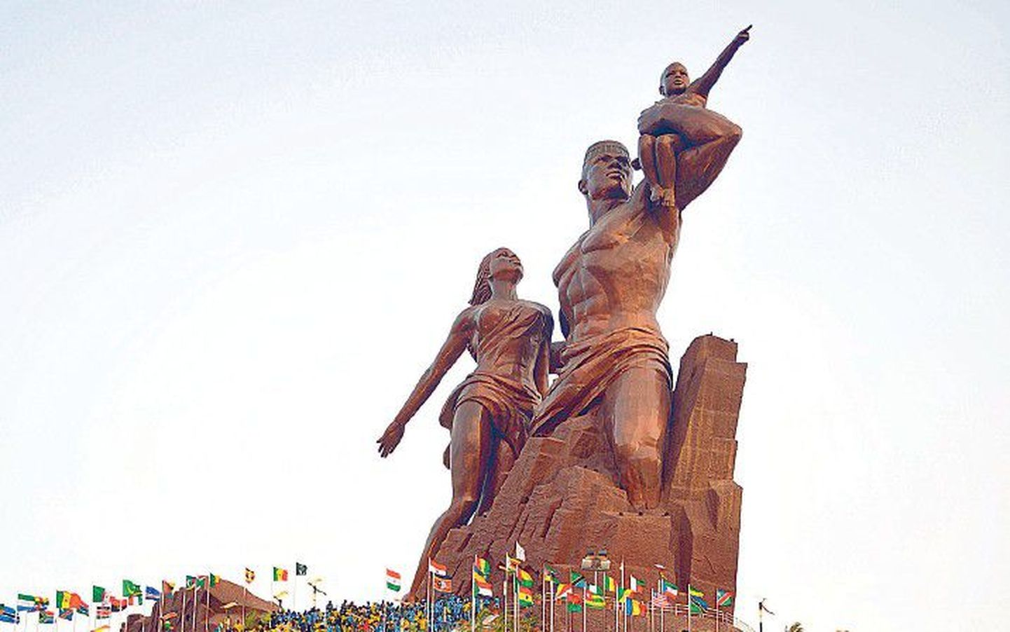 На фото изображен не Советский Союз в 1950 году, а Сенегал в 2010 году. Так выглядит монумент « Африканский ренессанс».