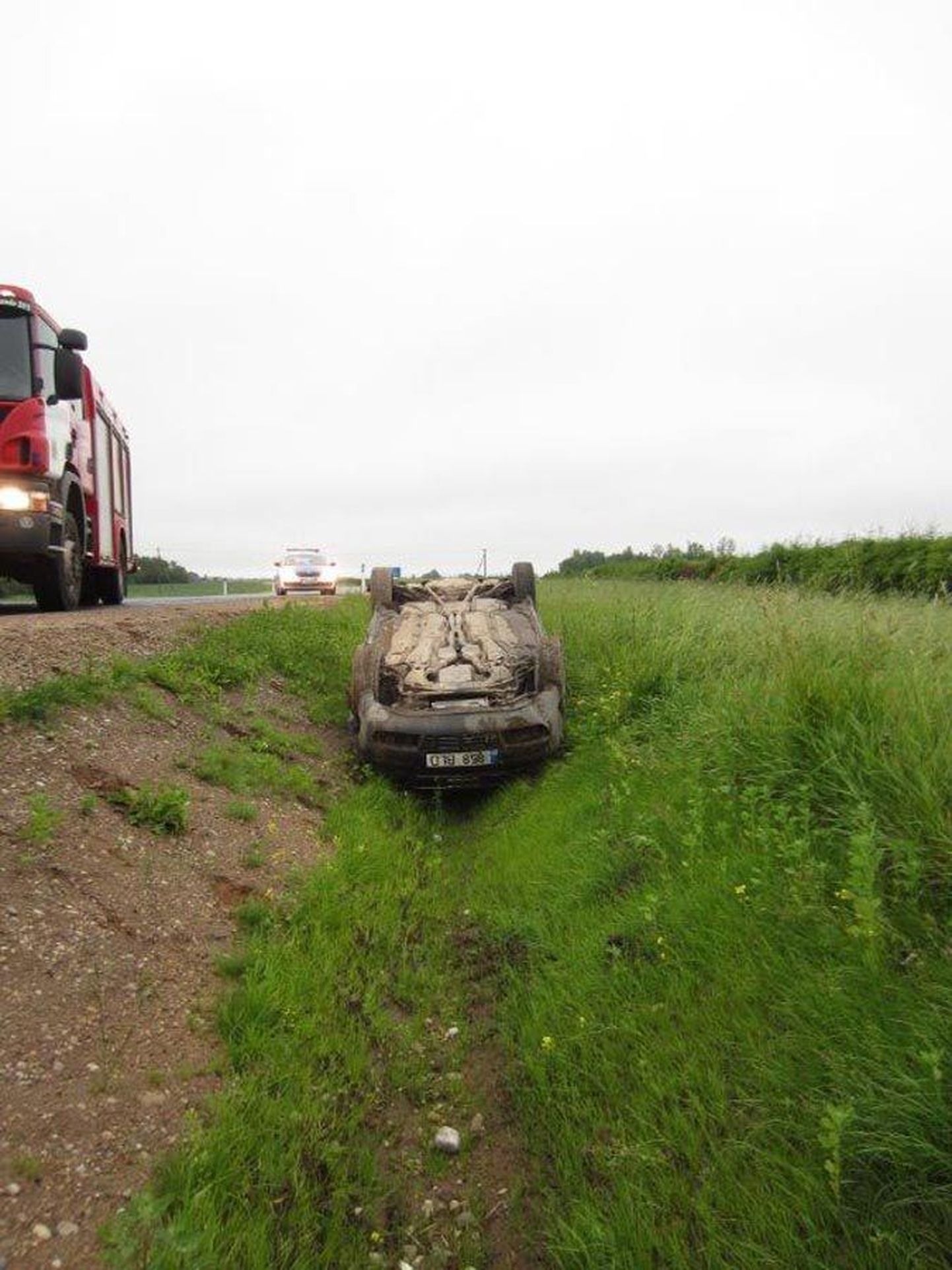 Audi A6 oli laupäeva hommikul Viljandi lähedal kraavis tagurpidi.