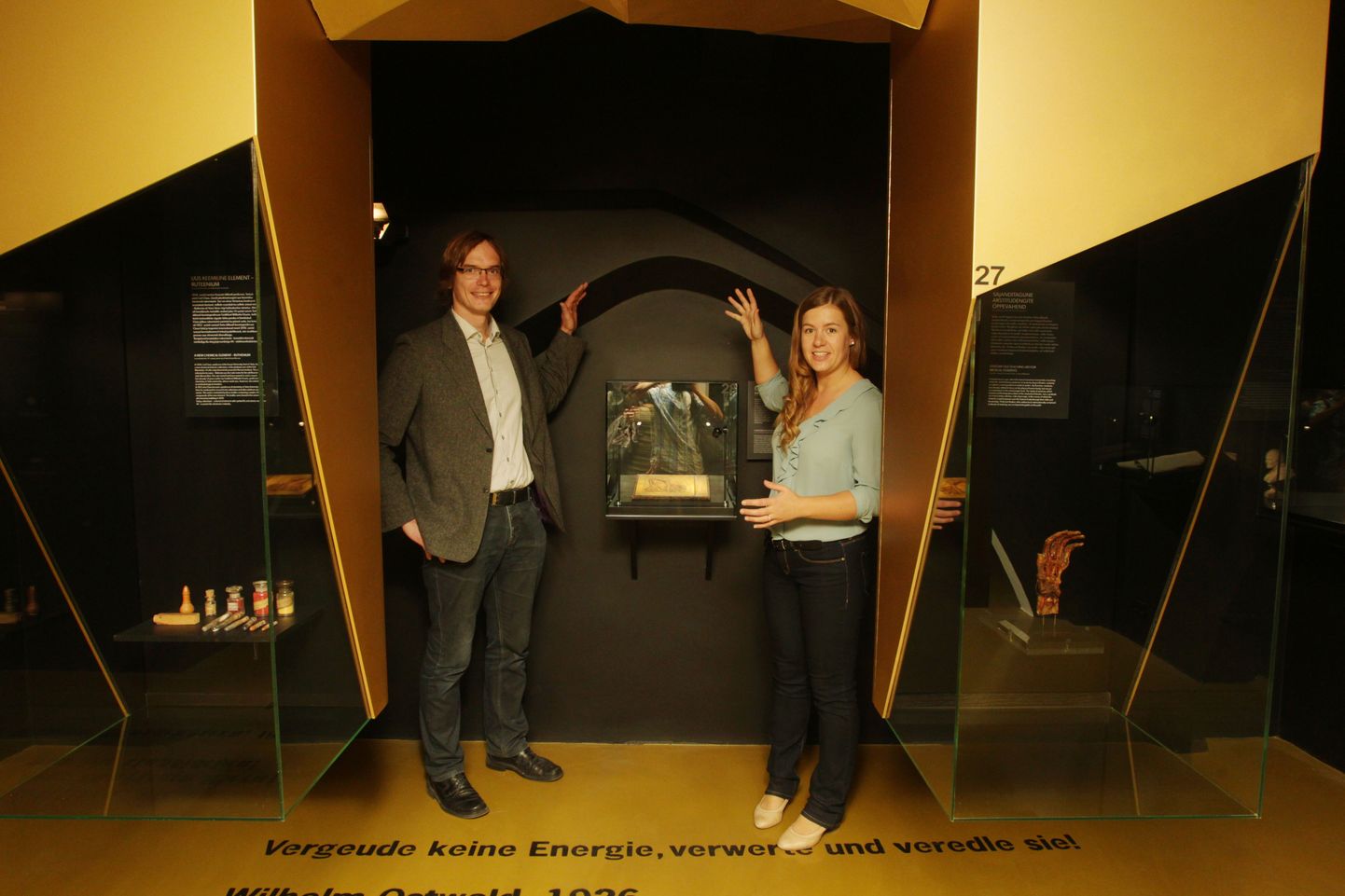 TÜ muuseumi arendusjuht Mairo Rääsk ja projektijuht Maris Meus näitavad, et muuseumi varakambri seina tuleb evakuatsiooniteede rajamiseks teha suur auk.