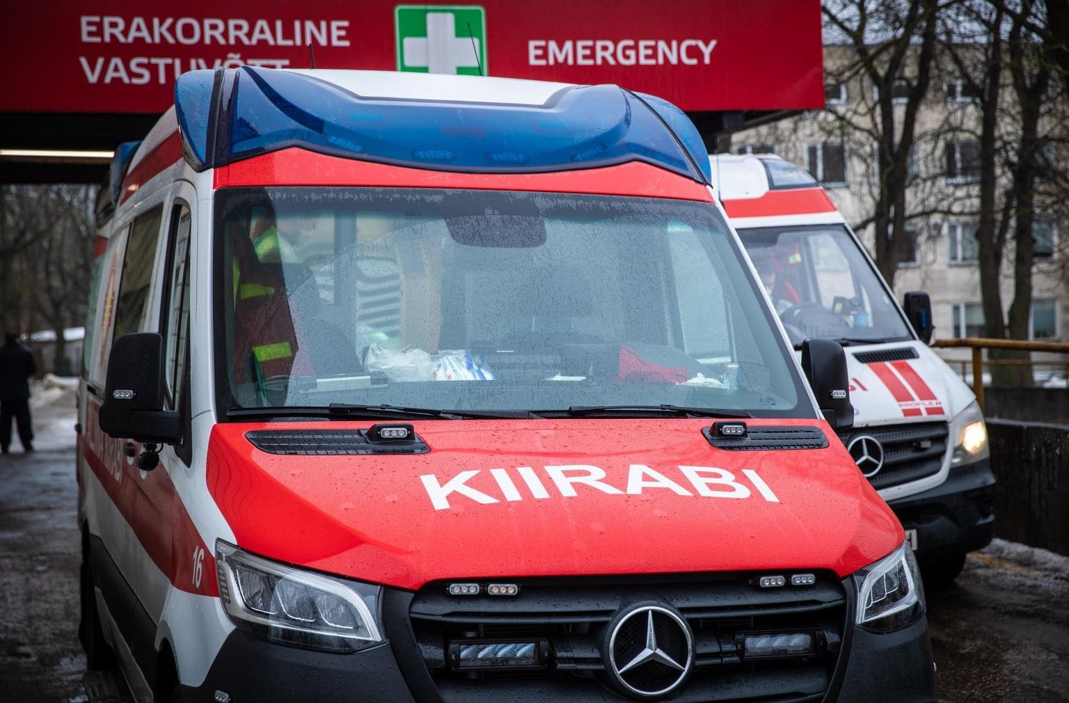 Kiirabi viis parklas auto alla jäänud jalakäija haiglasse.