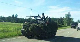 В Латвии на шоссе перевернулась американская военная техника