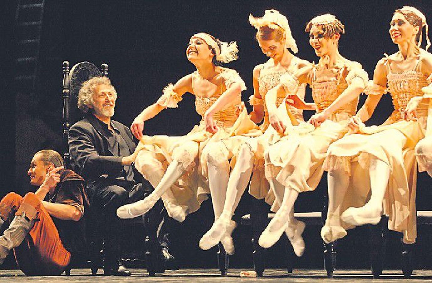 Для балетмейстера Бориса Эйфмана (сидит в кресле) танцовщики — не просто исполнители его воли, а творческие партнеры.