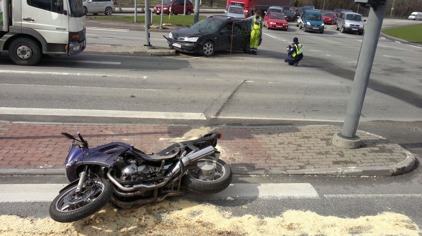 Liiklusõnnetus Tartu maantee ja Järvevana tee ristmikul.