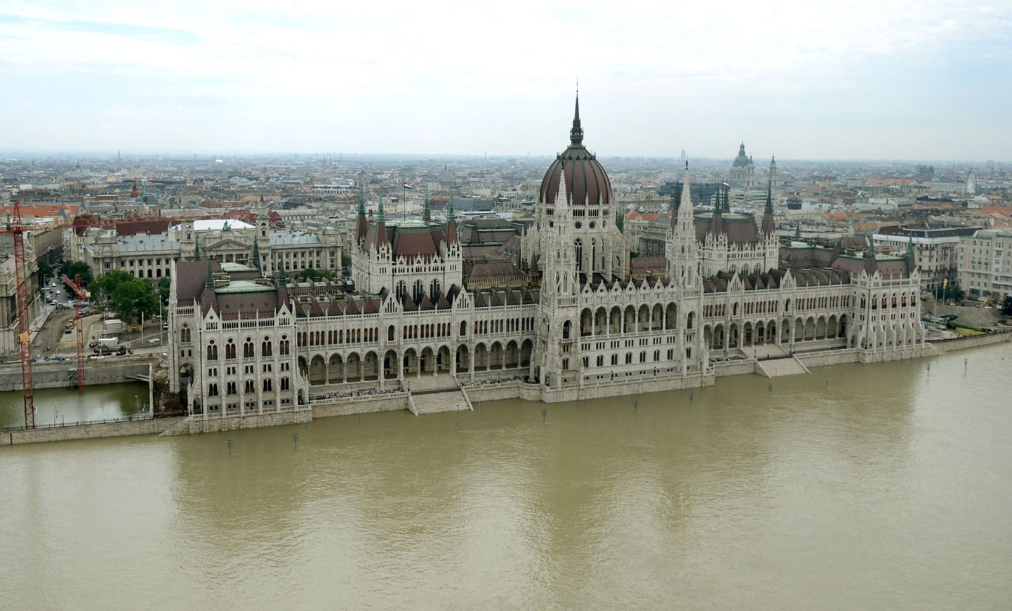 Doonau vood jõudsid Ungari parlamendihoone trepini.