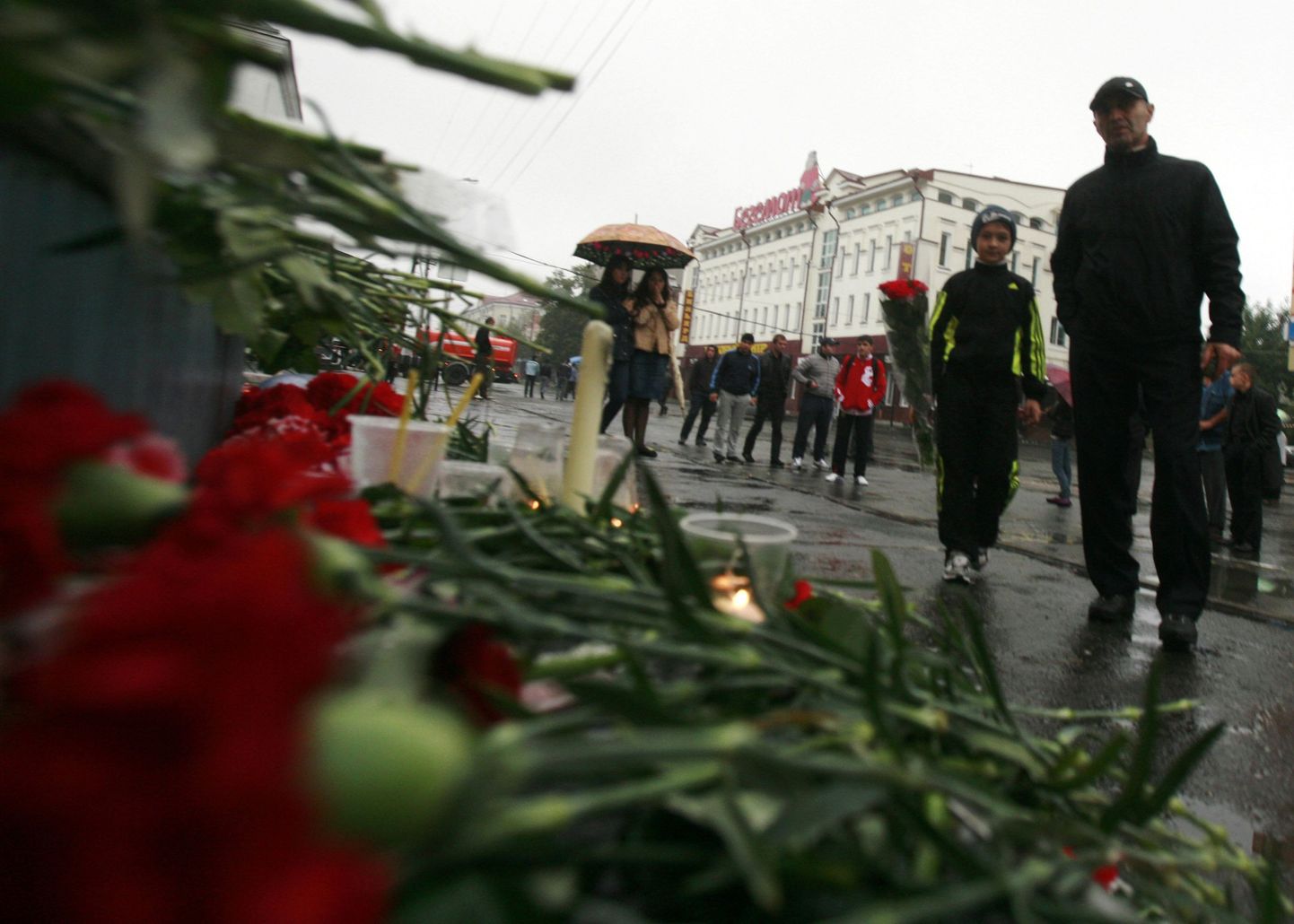 Цветы в память о жертвах теракта во Владикавказе.