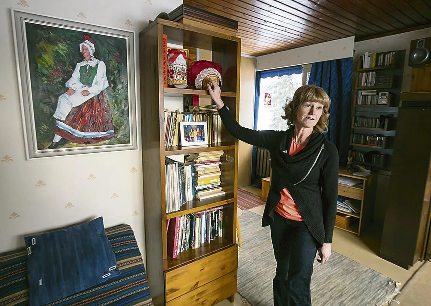 “Rahvarõivad tuleb ise teha,” näitab Tiiu Pärnits uhket tanu elutoas, mille seinal ripub Peeter Somelari maal temast.