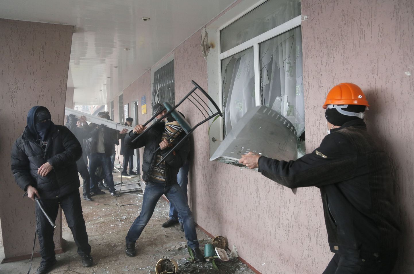 Venemeelsed tungisid täna Horlivka linna miilitsajaoskonda.