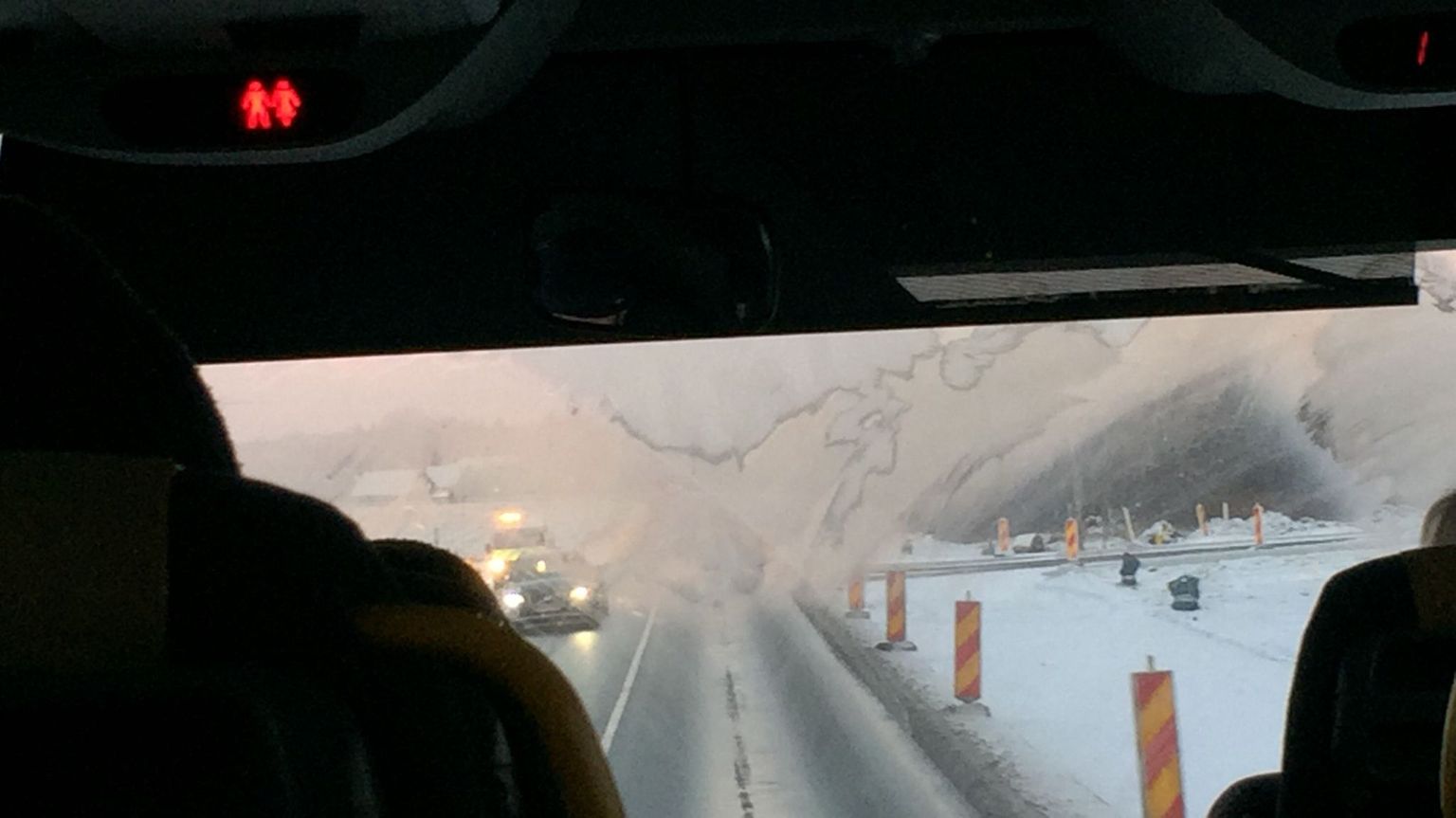 Bussis oli väga külm ning isegi esiaken oli jääs.