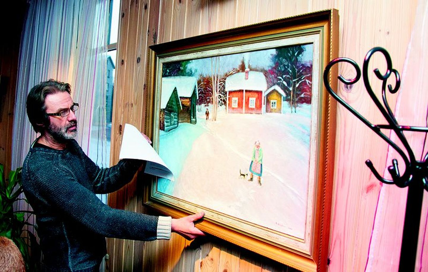 Raivo Riim seab seinale Reijo Kivijärvi maali.