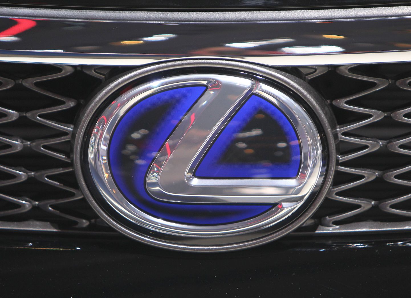 Эмблема Lexus.
