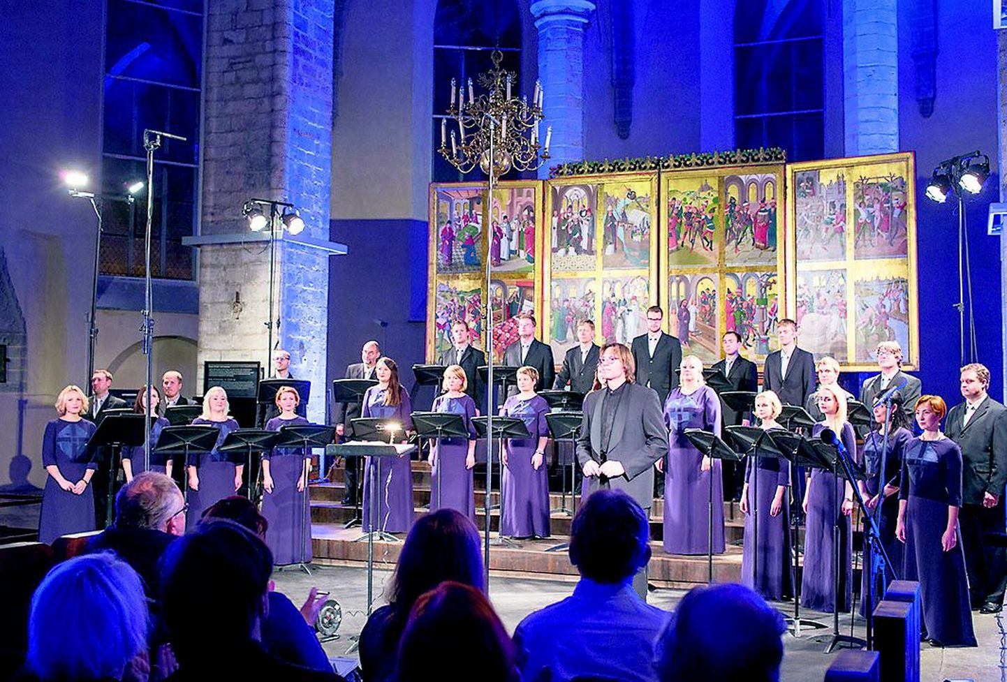 Eesti filharmoonia kammerkoor tellis Kadri Voorandilt heliteose. Esmaesitlus koos autoriga on pärimusmuusika aidas.