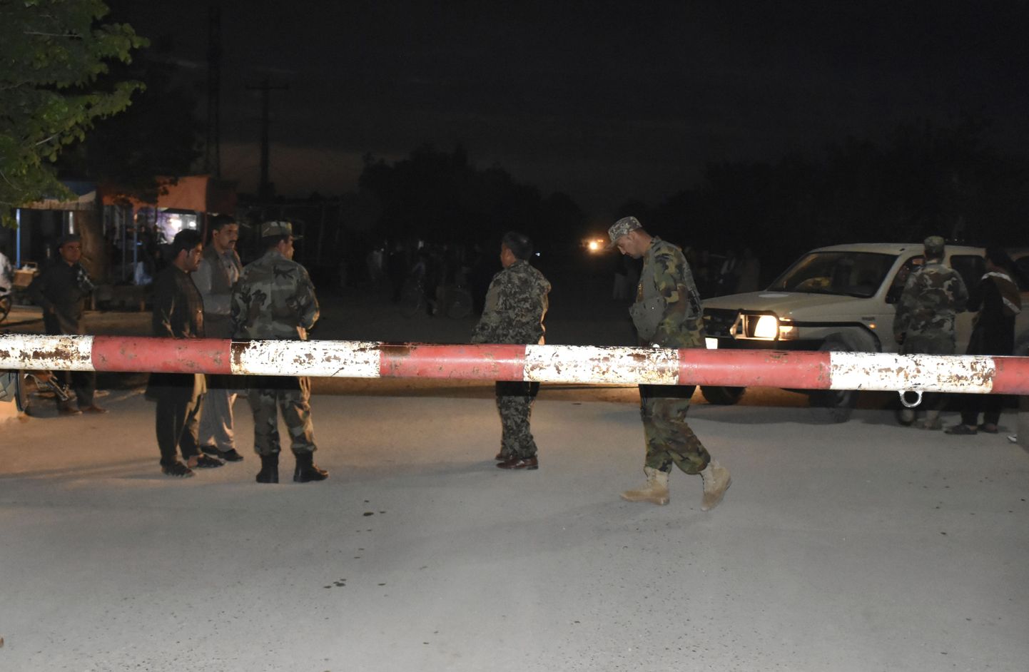 Sõdurid valvamas pärast Mazar-e-Sharifis aset leidnud rünnakut.