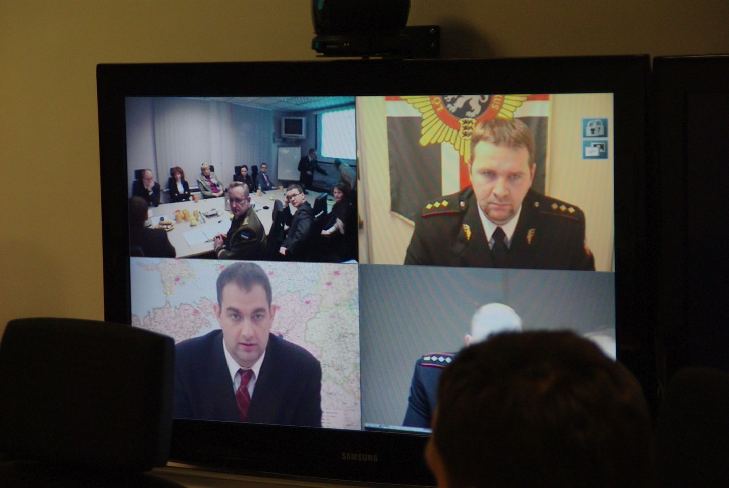 Õppuse «Lumetorm 2010» raames pidas valitsuse kriisikomisjon telesilla kaudu spetsialistidega nõu.