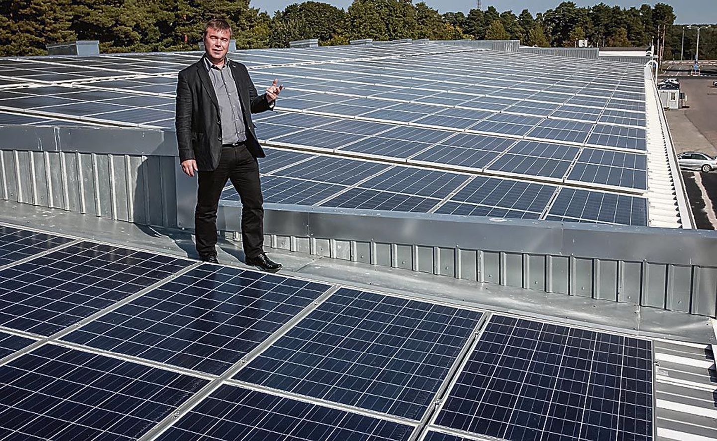 Ago Kalmeri tellitud 705 päikesepaneeli katavad ligikaudu 1300 ruutmeetri suuruse katusepinna.