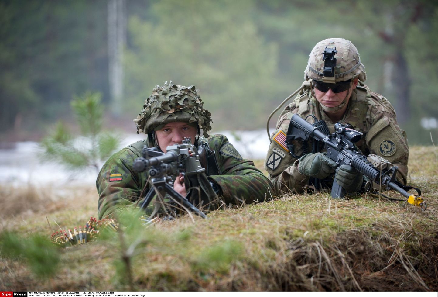 Leedu sõdur koos USA relvavennaga õppusel.