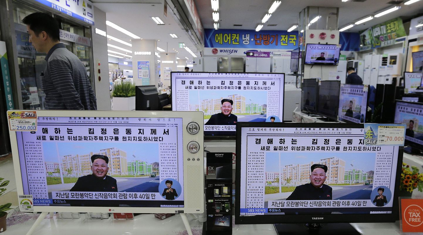 Lõuna-Korea elektroonikapoe telerid näitavad uudist Kim Jong-uni taasilmumisest avalikkuse ette.