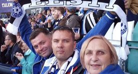 Kihvt pilt! Jalkasõltlane Luule Komissarov nautis poiste seltsis mängu!