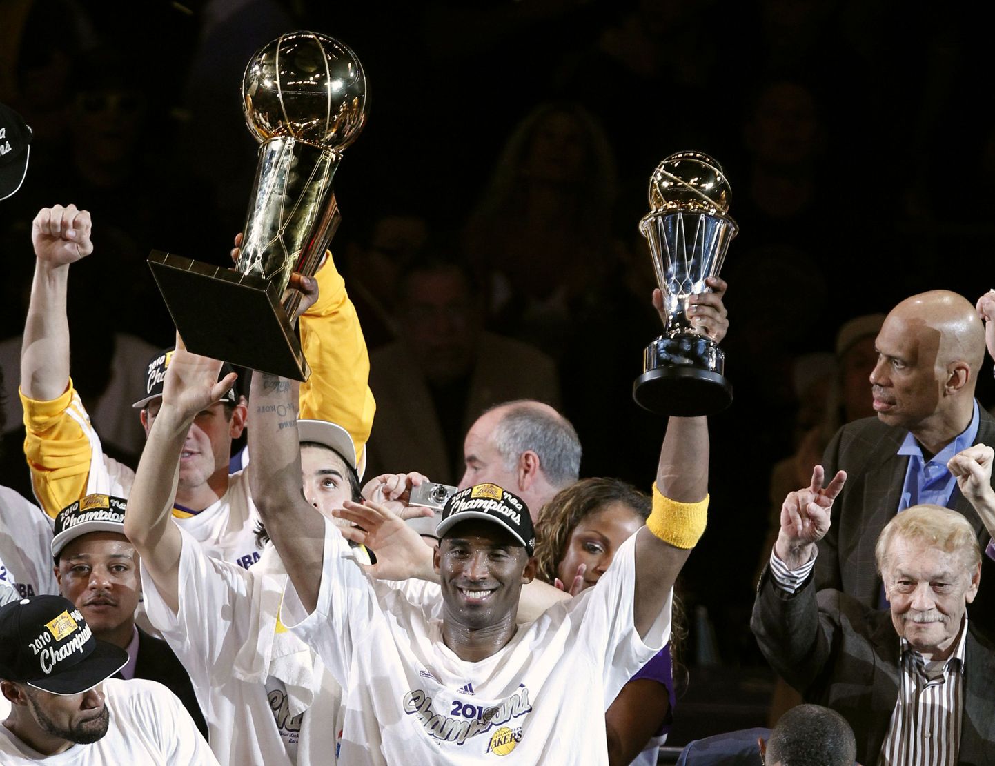 Los Angeles Lakersi tähtmängija Kobe Bryant kahe karikaga - Bryanti vasakus käes on kõige väärtuslikuma mängija karikas, paremas aga NBA meistrikarikas.