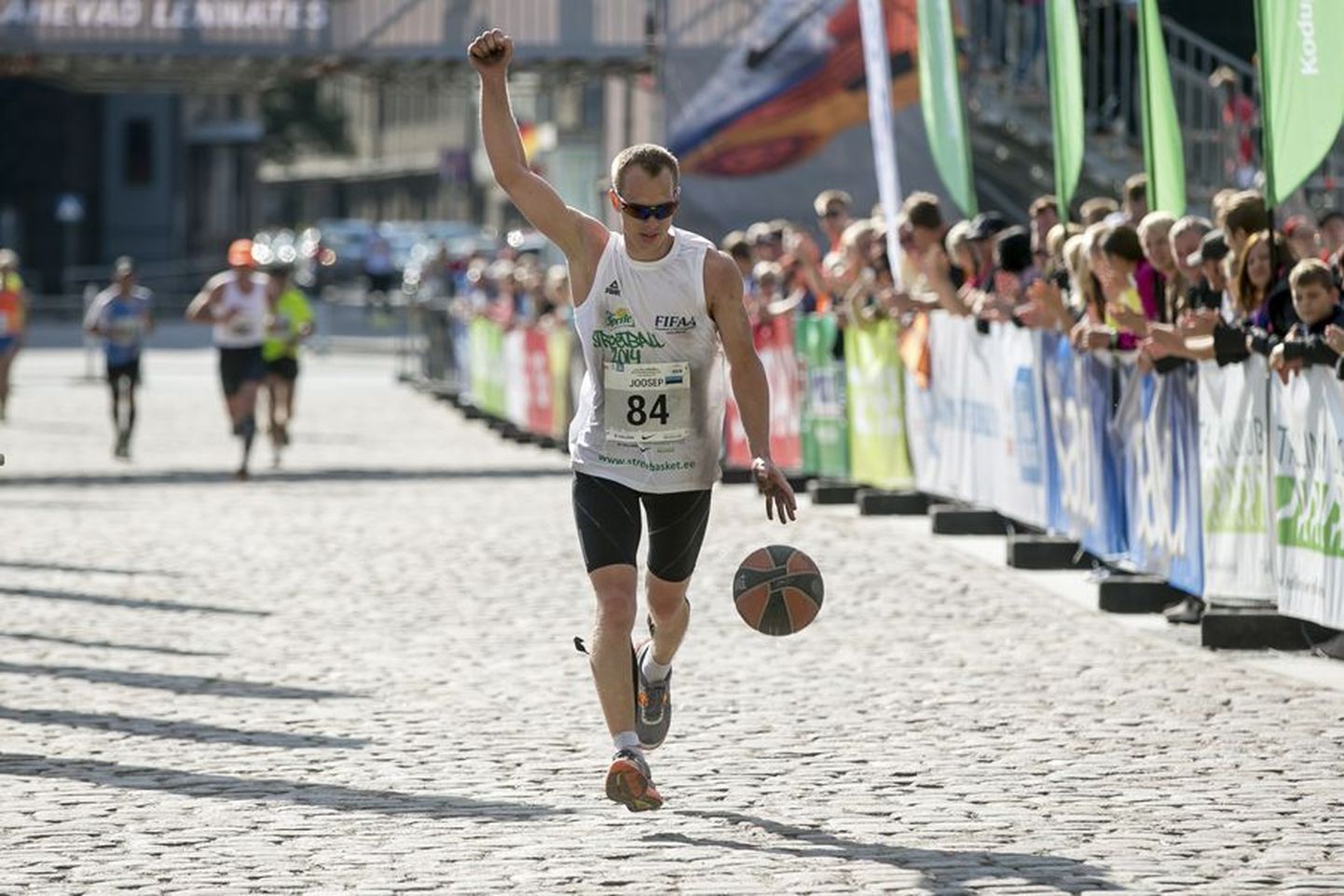 Number 84 all lõpetas pühapäeval Tallinna maratoni Joosep Mooses. Karksi-Nuiast pärit mees läbis korvpalli põrgatades 42,2 kilomeetrit ajaga 3:14.57, millega ta sai sel alal Guinnessi rekordi omanikuks.