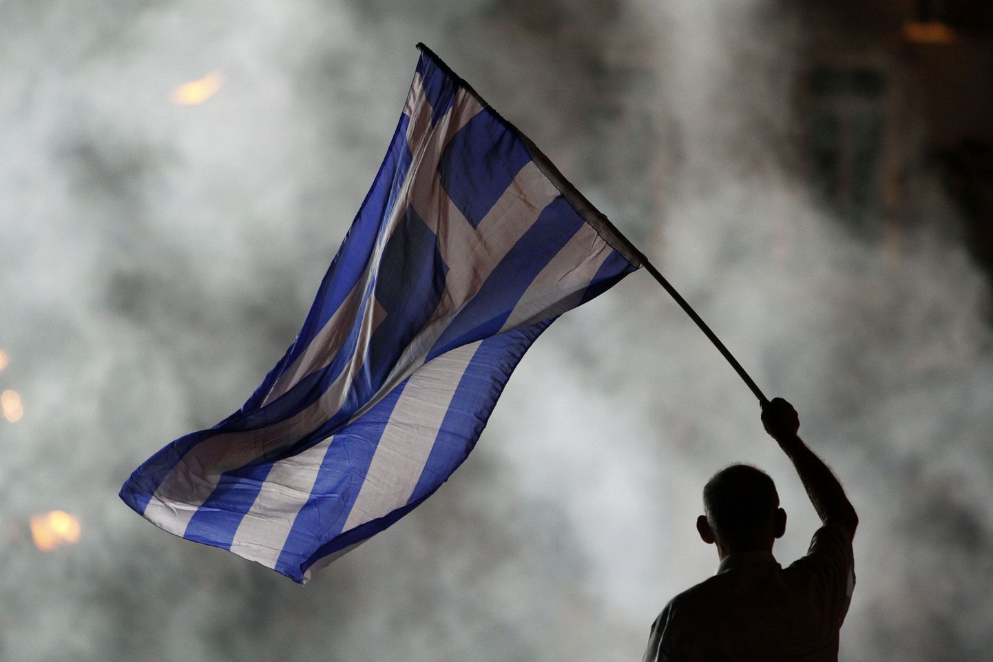 Kreeka partei Uus Demokraatia toetaja Kreeka lippu lehvitamas.