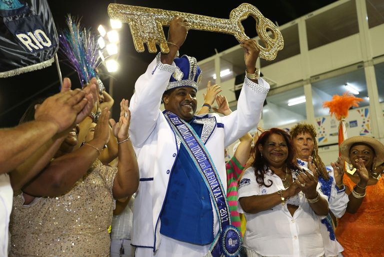 Tänavuse karnevali kuningas Fabio Damiao dos Santos Antunes ehk Rei Momo, hoiab eilsel avaüritusel enda käes Rio de Janeiro linna võtit.  FOTO: Xinhua/Sipa USA/Scanpix