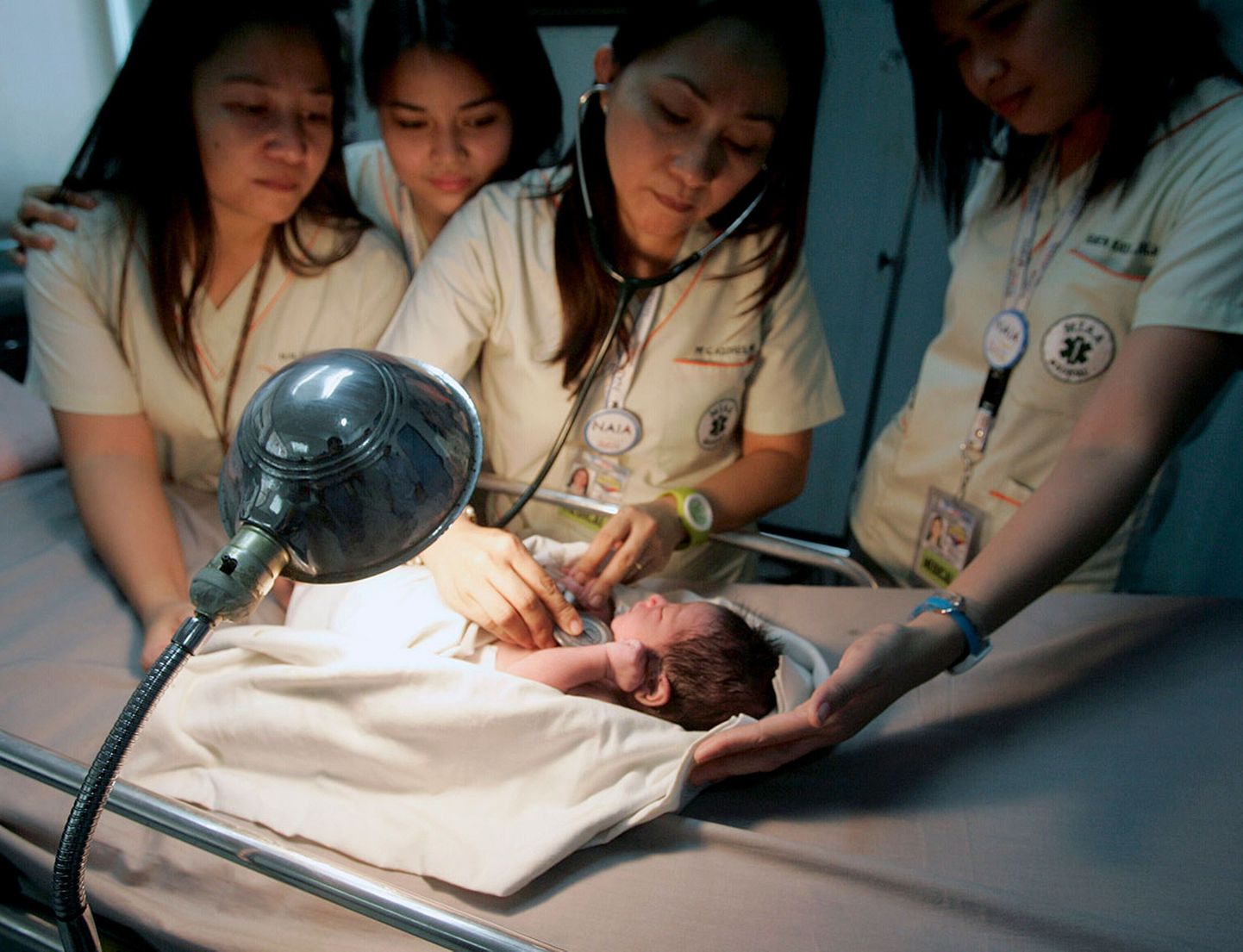 Manila lennujaama arstid kontrollivad prügikotist leitud beebi tervislikku seisundit.