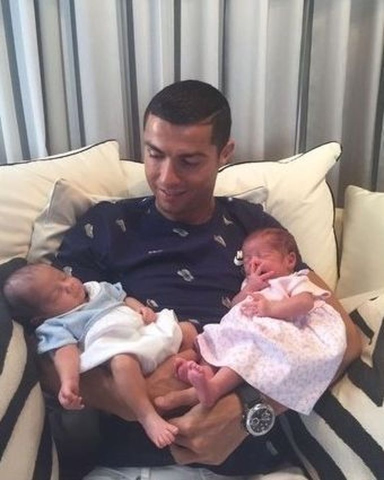 Cristiano Ronaldo kaksikutega / Twitter.com