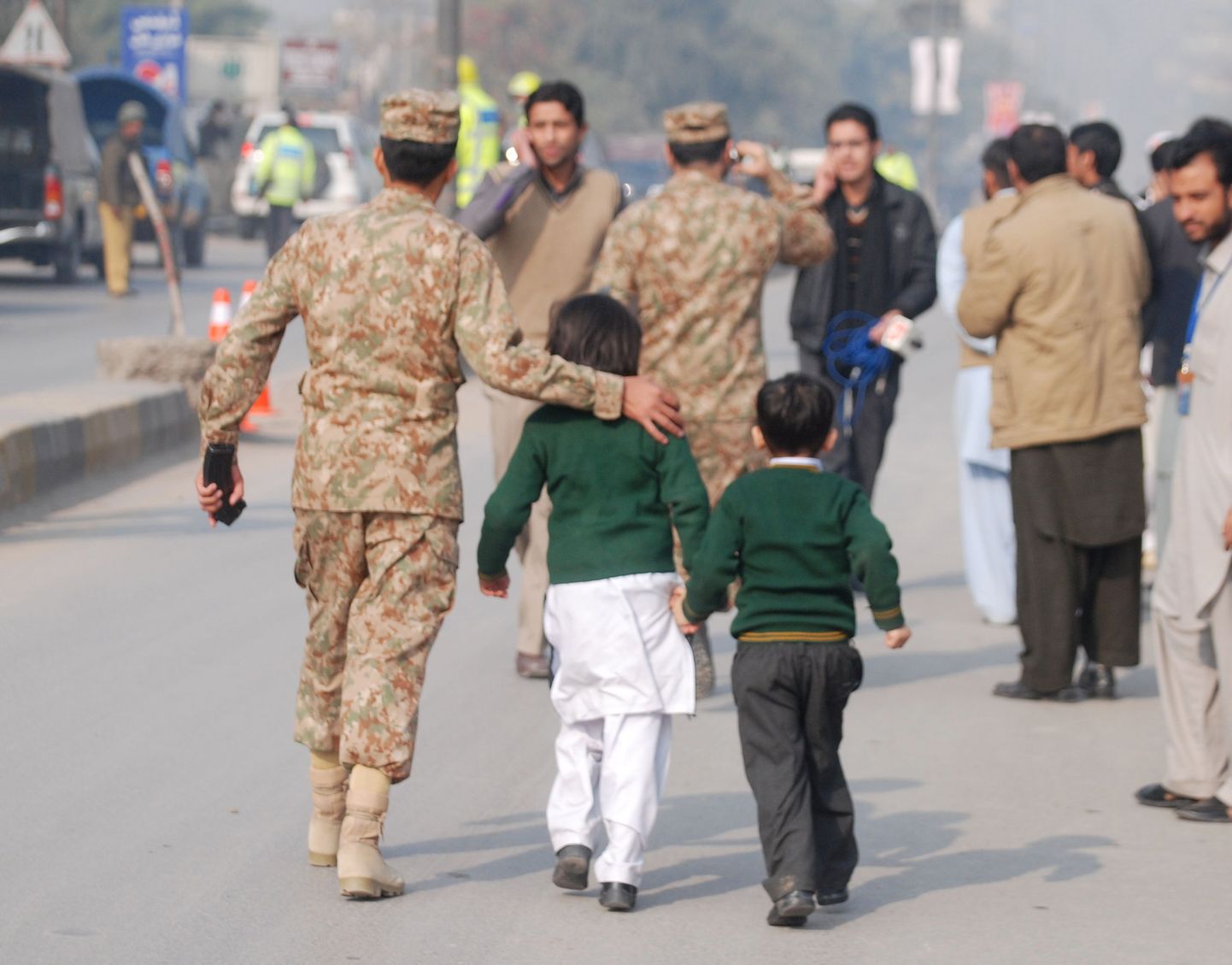 Sõdurid täna Peshawari sõjakooli õpilasi sündmuskohalt minema toimetamas.